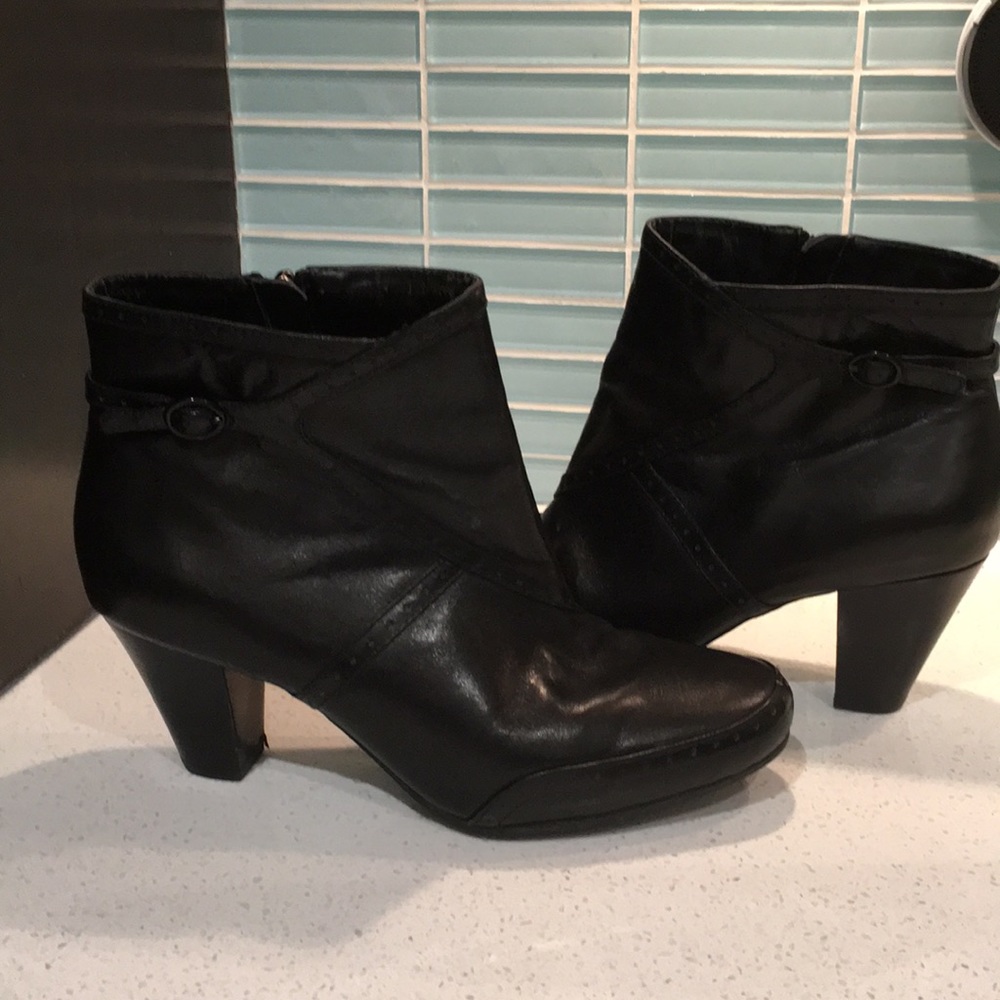 Cool Clark’s black leather boots, size 7.5.